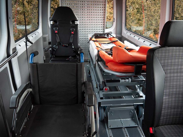 Tragestuhl, Fahrtragensystem und Rollstuhlplatz Mietliegewagen Mercedes-Benz Sprinter Automatik Tragestuhl, Fahrtragensystem und Rollstuhlplatz Mietliegewagen Mercedes-Benz Sprinter Automatik