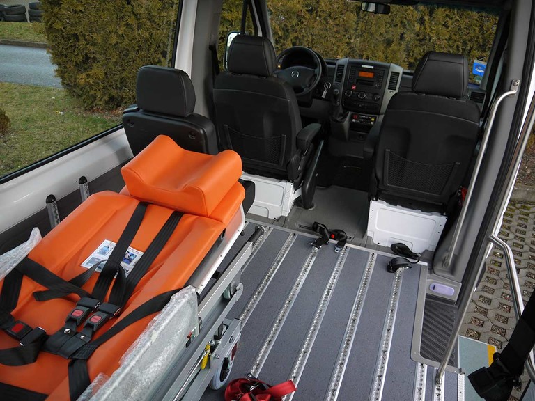 Fahrtragensystem AMF/Stollenwerk Mietliegewagen Mercedes-Benz Sprinter Automatik